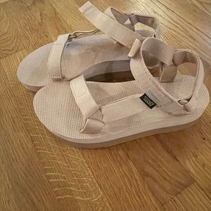 Size 8 EUC “flat form” Teva’s